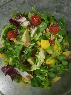 Una foto de Ensalada de aguacate y mango