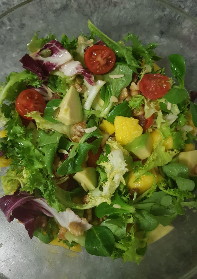 Una foto de Ensalada de aguacate y mango