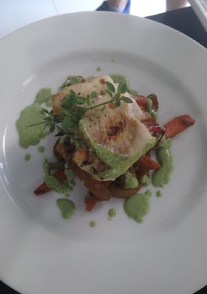 Una foto de Rollitos de pescado con vegetales y salsa de espinaca