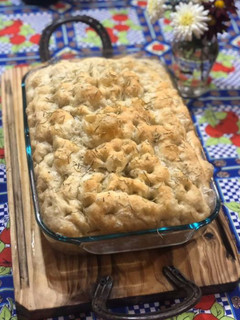 Una foto de Focaccia de romero y oliva
