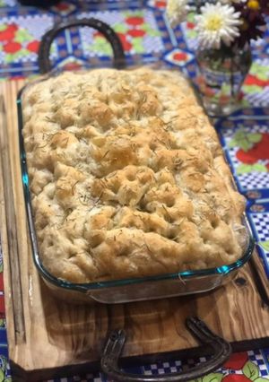 Una foto de Focaccia de romero y oliva
