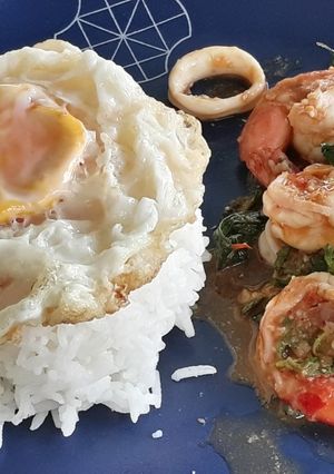 รูปของ กะเพรากุ้งหมึก🦐🦑ใส่ข่า