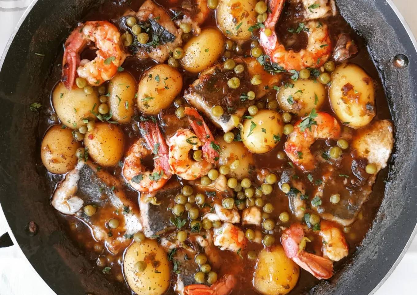 Cazuela de merluza y gambas con patatas