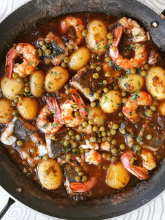 Una foto de Cazuela de merluza y gambas con patatas