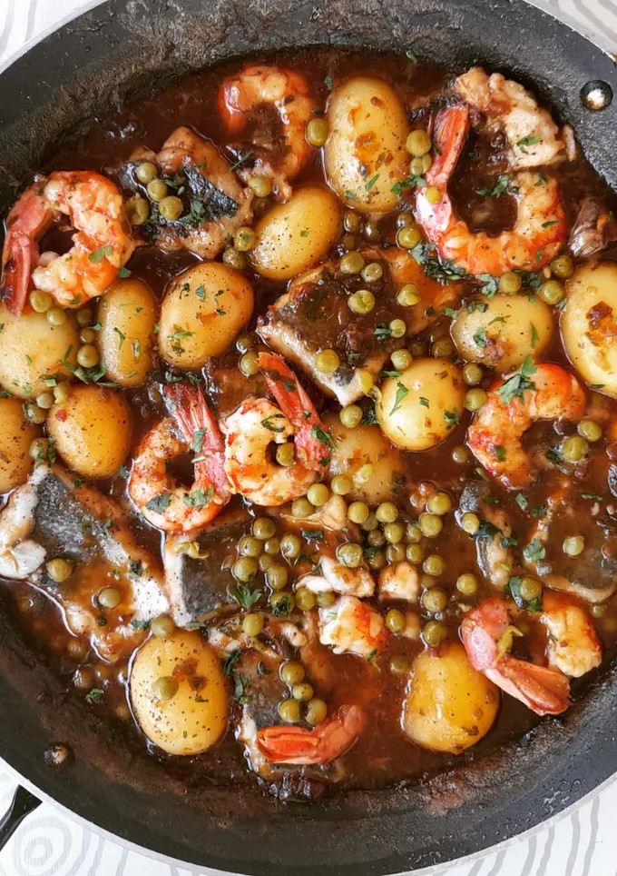 Una foto de Cazuela de merluza y gambas con patatas