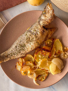 Una foto de Lubina con patatas al horno