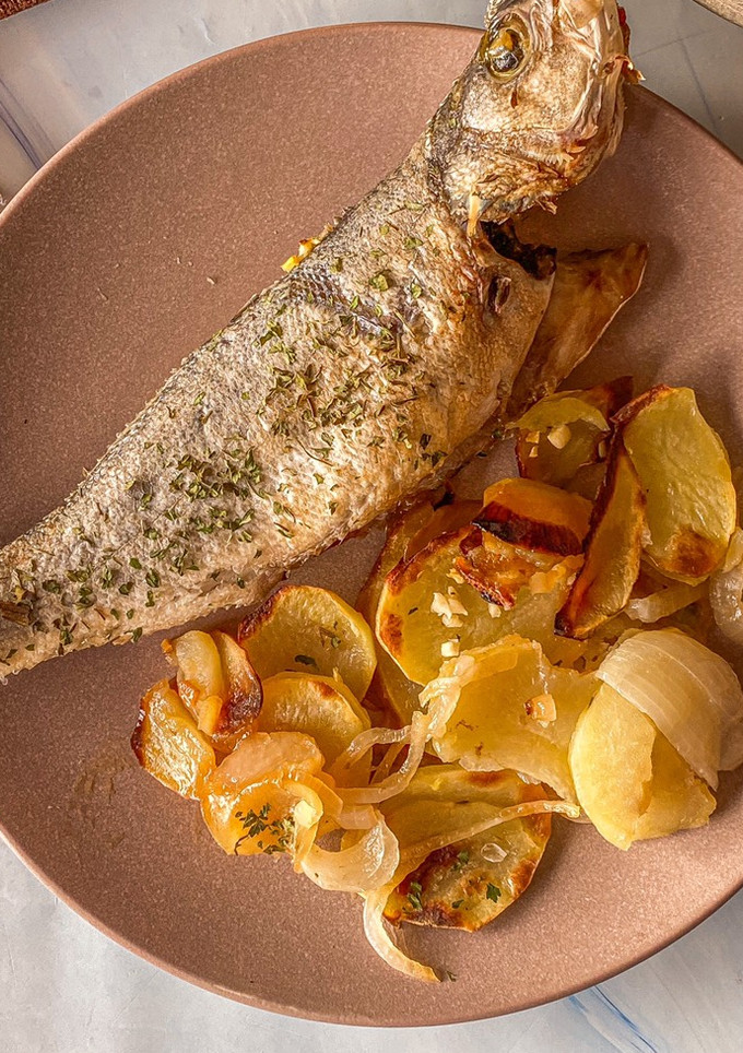 Una foto de Lubina con patatas al horno