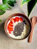 Bowl de yogur de plátano natural con fresas, chía y almendras