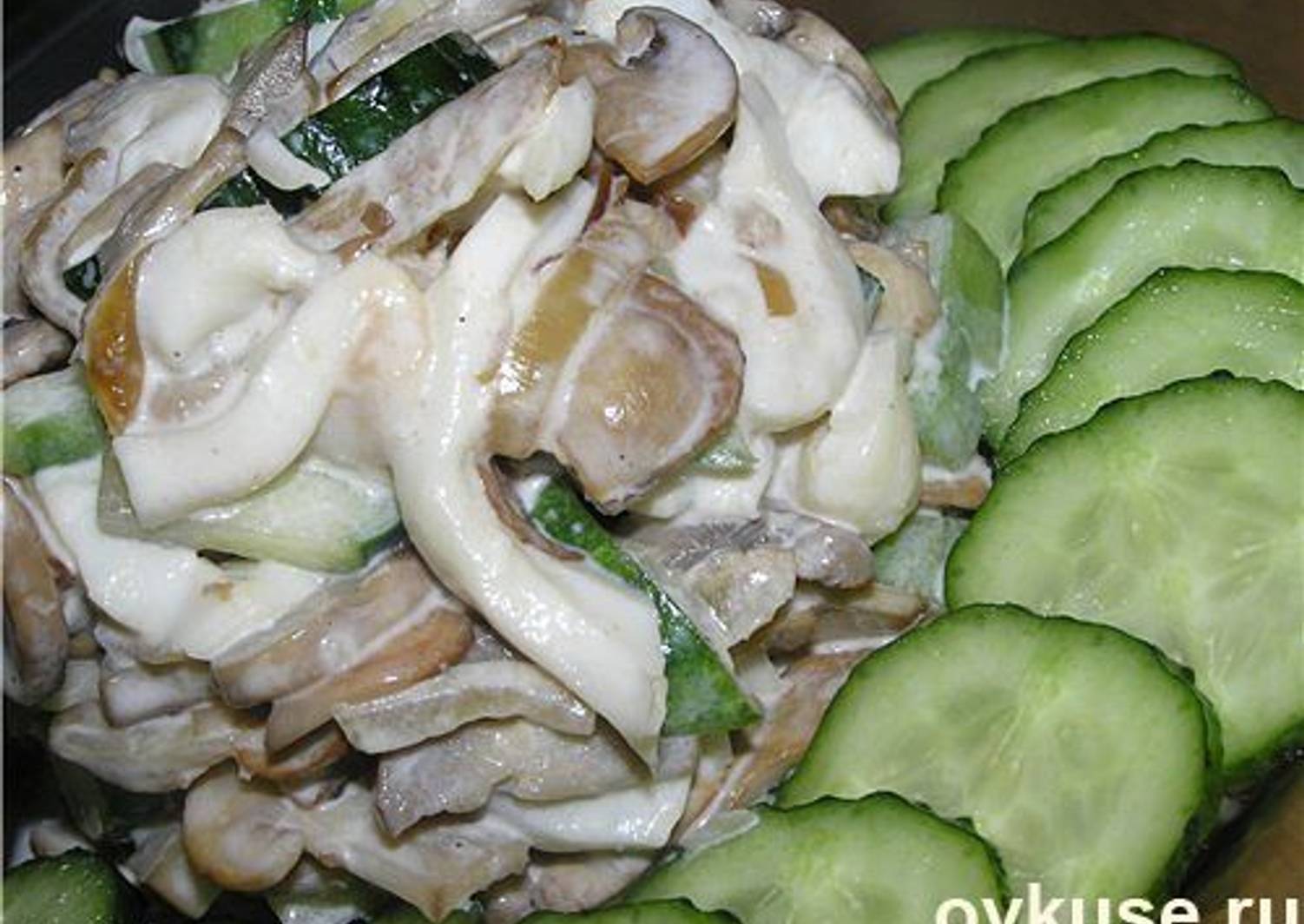 Салат с кальмарами и грибами и яйцом