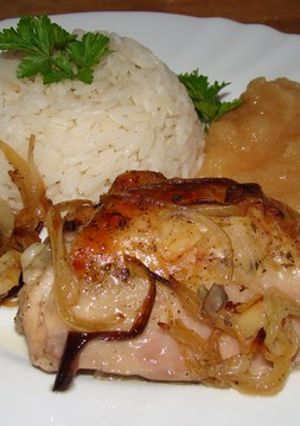 Hagymában sült csirke almaszósszal recept fotója