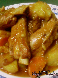 Una foto de Estofado de costillas adobadas con patatas fritas