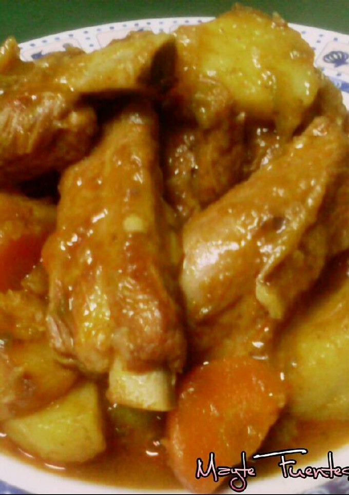 Una foto de Estofado de costillas adobadas con patatas fritas