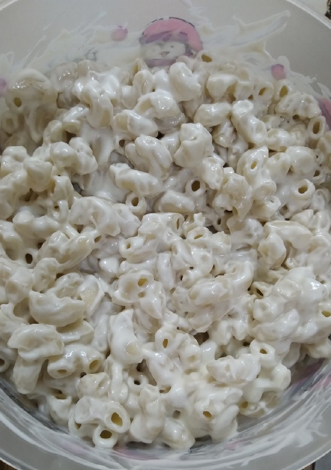 Una foto de Pasta fría de coditos, jamón y apio