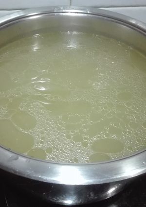 Una foto de Caldo de pollo / Fondo blanco
