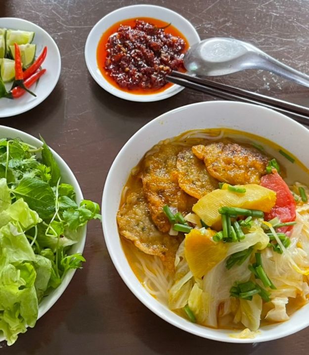 A picture of Da Nang Fish Cake Noodle Soup (Bún chả cá Đà Nẵng).