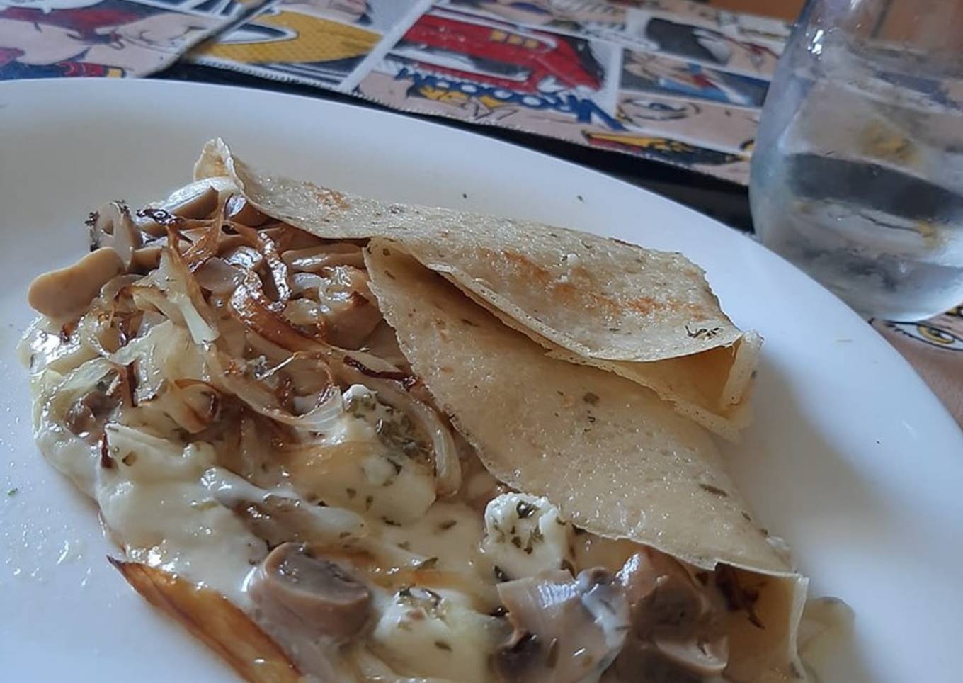 Crepes de queso, cebolla y champignon