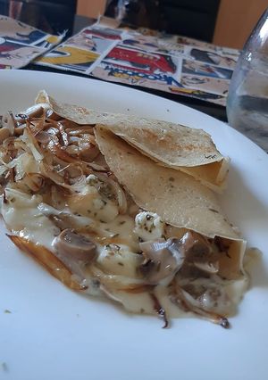 Una foto de Crepes de queso, cebolla y champignon