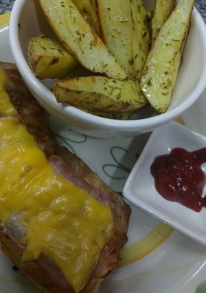 Una foto de Pechito de cerdo con Papas Bravas