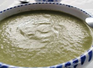 Una foto de Crema fría de lechuga hoja de roble y pepino