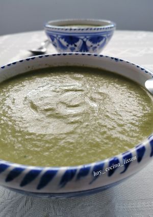 Una foto de Crema fría de lechuga hoja de roble y pepino
