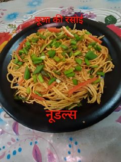 ग्रीन अनियन नूडल्स (Green onion noodles recipe in Hindi) रेसिपी मुख्य फोटो