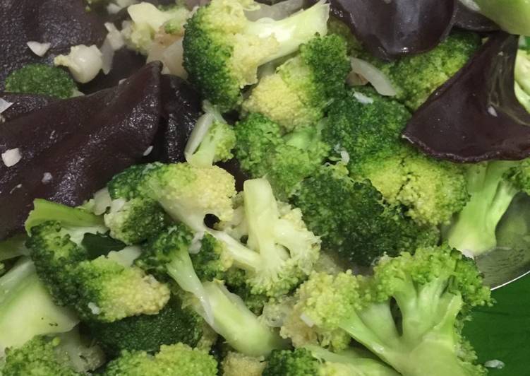 Bagaimana Menyiapkan Brokoli jamur kuping cah bawang putih Anti Gagal