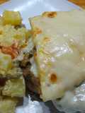 Lomo de cerdo al verdeo, a caballo y gratinado con rusa original