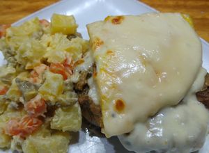Una foto de Lomo de cerdo al verdeo, a caballo y gratinado con rusa original