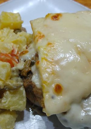 Una foto de Lomo de cerdo al verdeo, a caballo y gratinado con rusa original