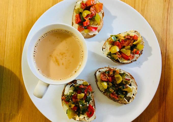 Hummus & grilled veggies crostini