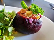 Une photo de avocat betterave