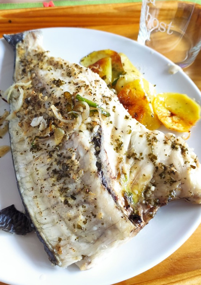 Una foto de Dorada al horno con patatas
