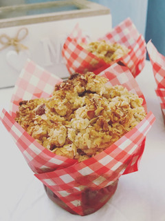 Una foto de Muffins integrales de frambuesa y arándanos con crumble de avena