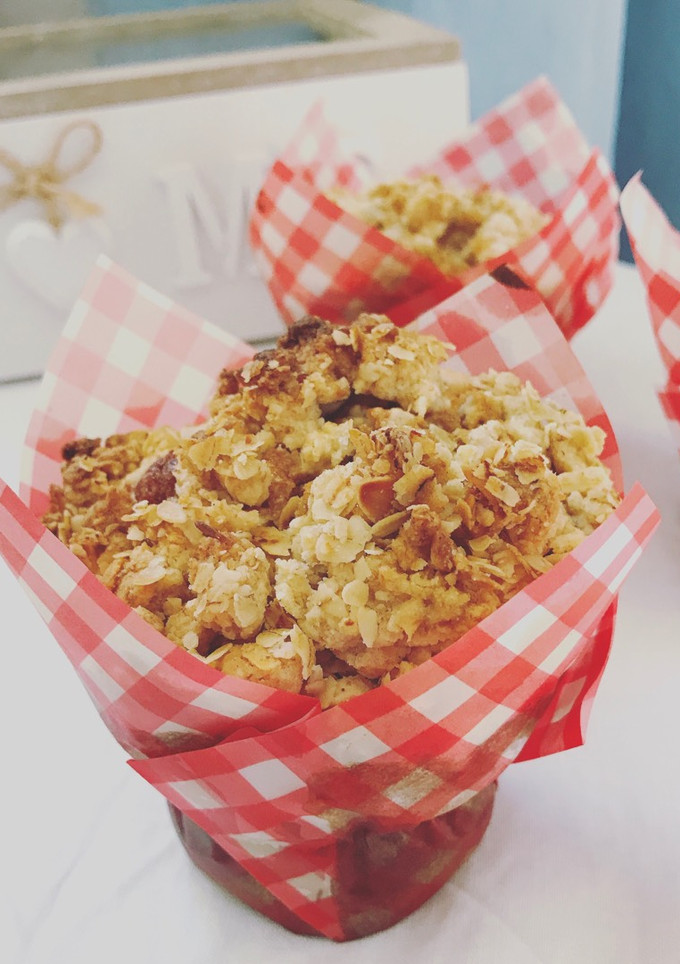 Una foto de Muffins integrales de frambuesa y arándanos con crumble de avena