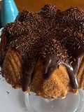Bolo de cenoura com cobertura de chocolate