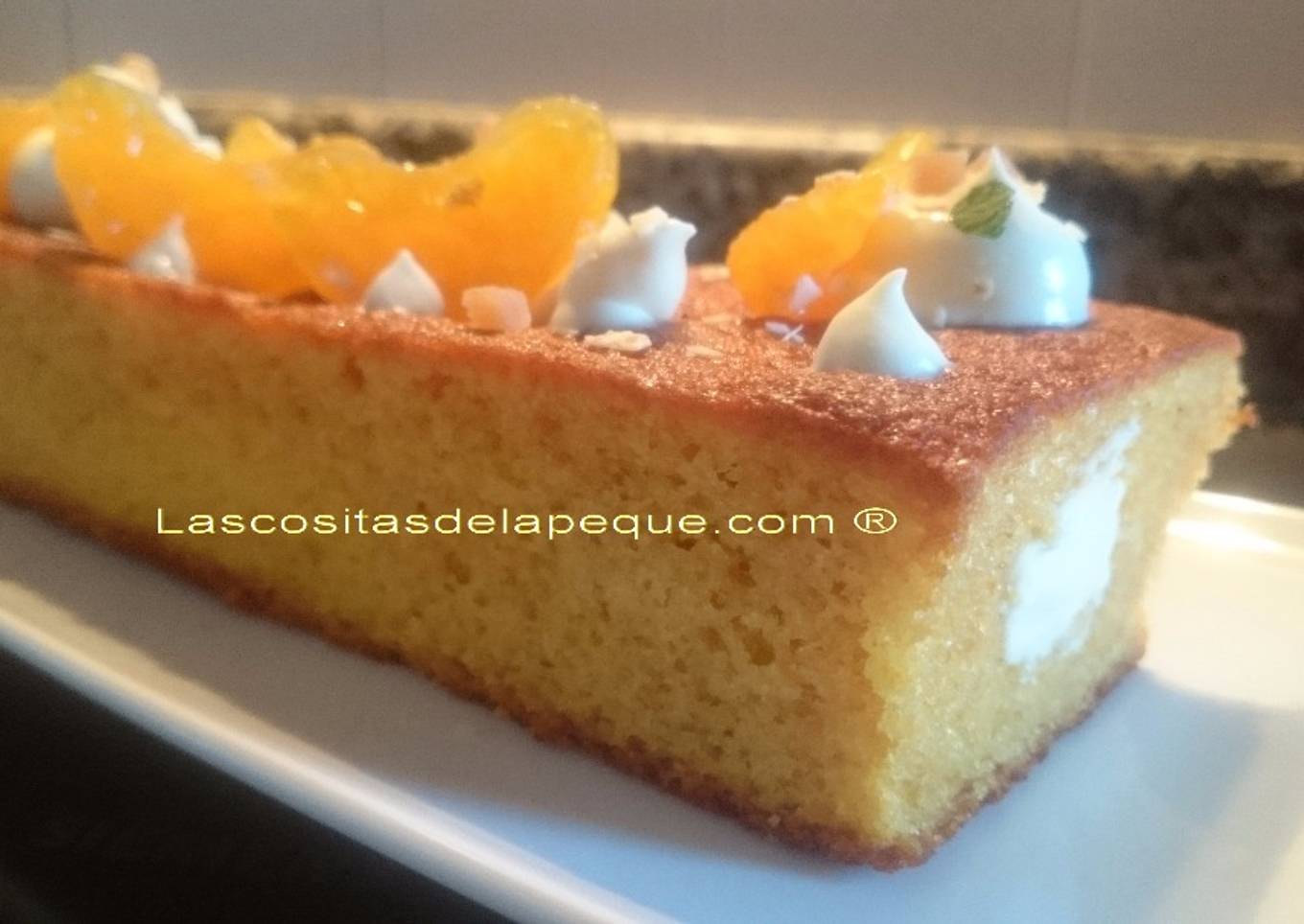 Bizcocho de naranja relleno de crema de chocolate blanco y yogur