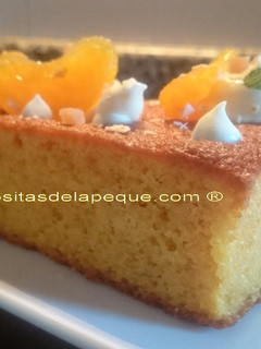 Una foto de Bizcocho de naranja relleno de crema de chocolate blanco y yogur