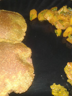 बथुआ सूजी की खस्ता पूरी (bathua sooji ki khasta poori recipe in Hindi) रेसिपी मुख्य फोटो
