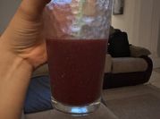Una foto de jugo de betabel y espinaca