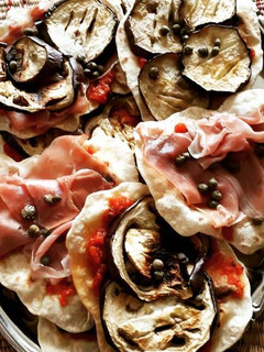 Una foto de Tortillas/panecillos y rellenos variados