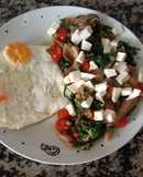 Salteado de setas, espinacas, cherrys y queso fresco con huevo