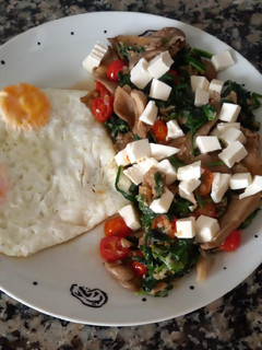 Una foto de Salteado de setas, espinacas, cherrys y queso fresco con huevo