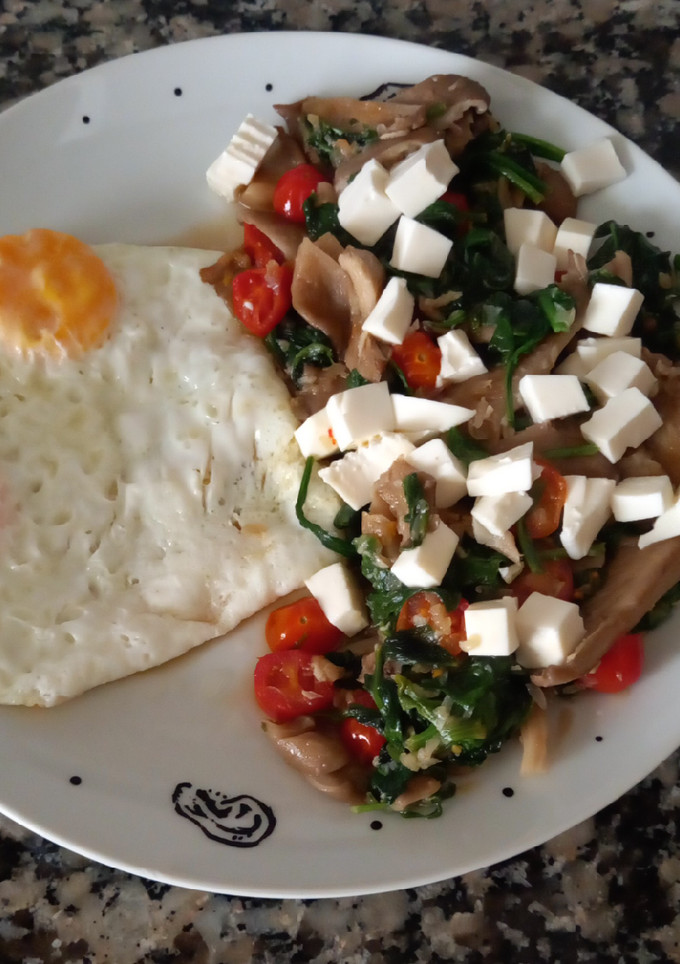 Una foto de Salteado de setas, espinacas, cherrys y queso fresco con huevo