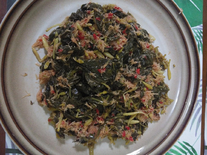 Cara Gampang Menyiapkan Urab daun singkong dan ranting pohon pepaya, Sempurna