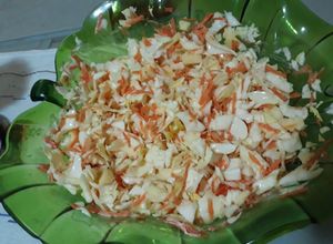 Una foto de Ensalada de col y manzana