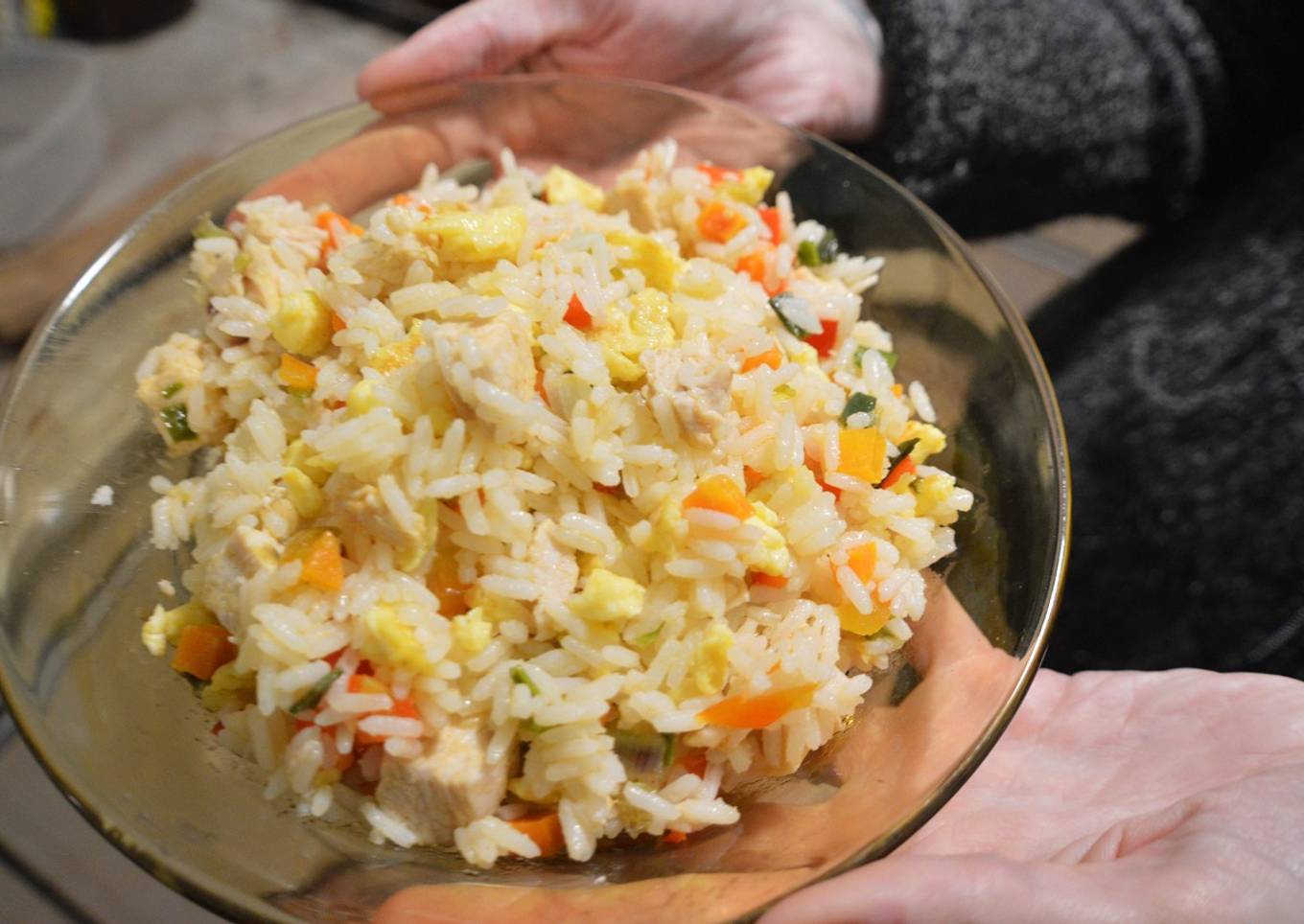 Chow fan de pollo (arroz con verduras salteadas)