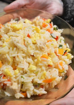 Una foto de Chow fan de pollo (arroz con verduras salteadas)
