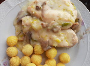Una foto de Pechugas de pollo con crema de puerros y champiñones