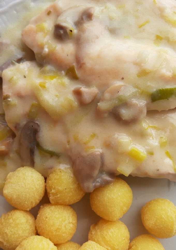 Una foto de Pechugas de pollo con crema de puerros y champiñones