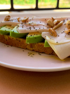 Foto principal de Pan de cúrcuma y nueces con aguacate, queso fresco y pavo